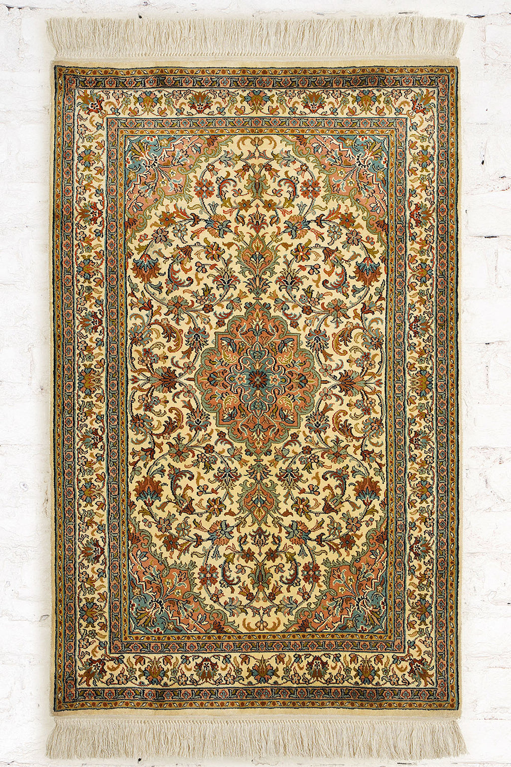 Handknotted Oriental Kashmir Silk Carpet 2.5x4 Feet.
