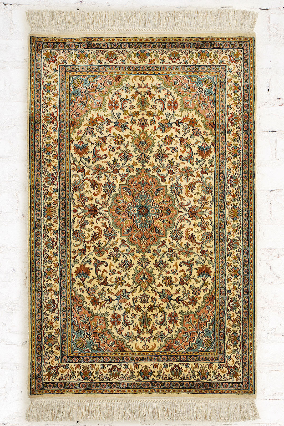 Handknotted Oriental Kashmir Silk Carpet 2.5x4 Feet.