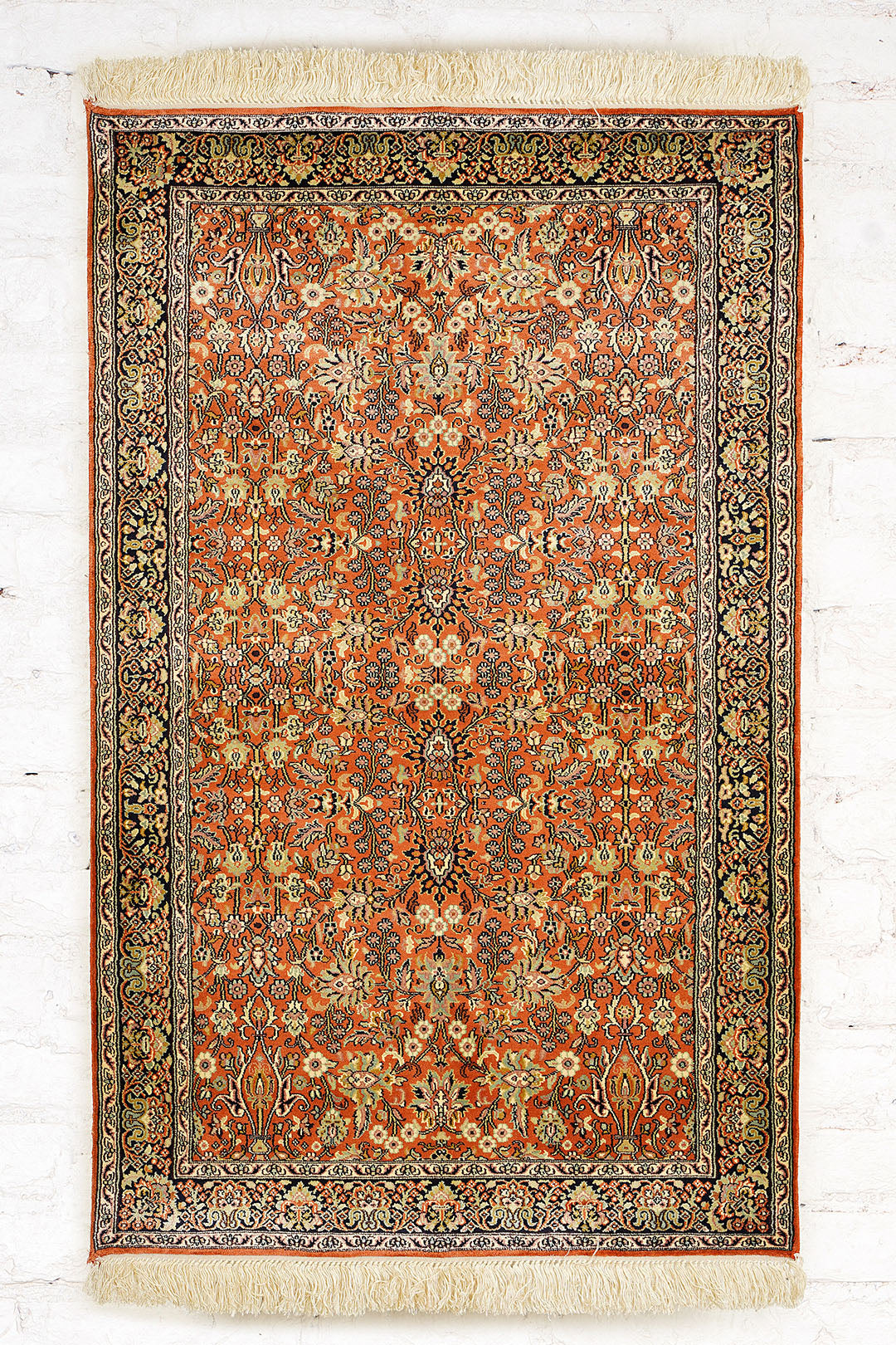 Handknotted Oriental Kashmir Silk Carpet 2.5x4 Feet.