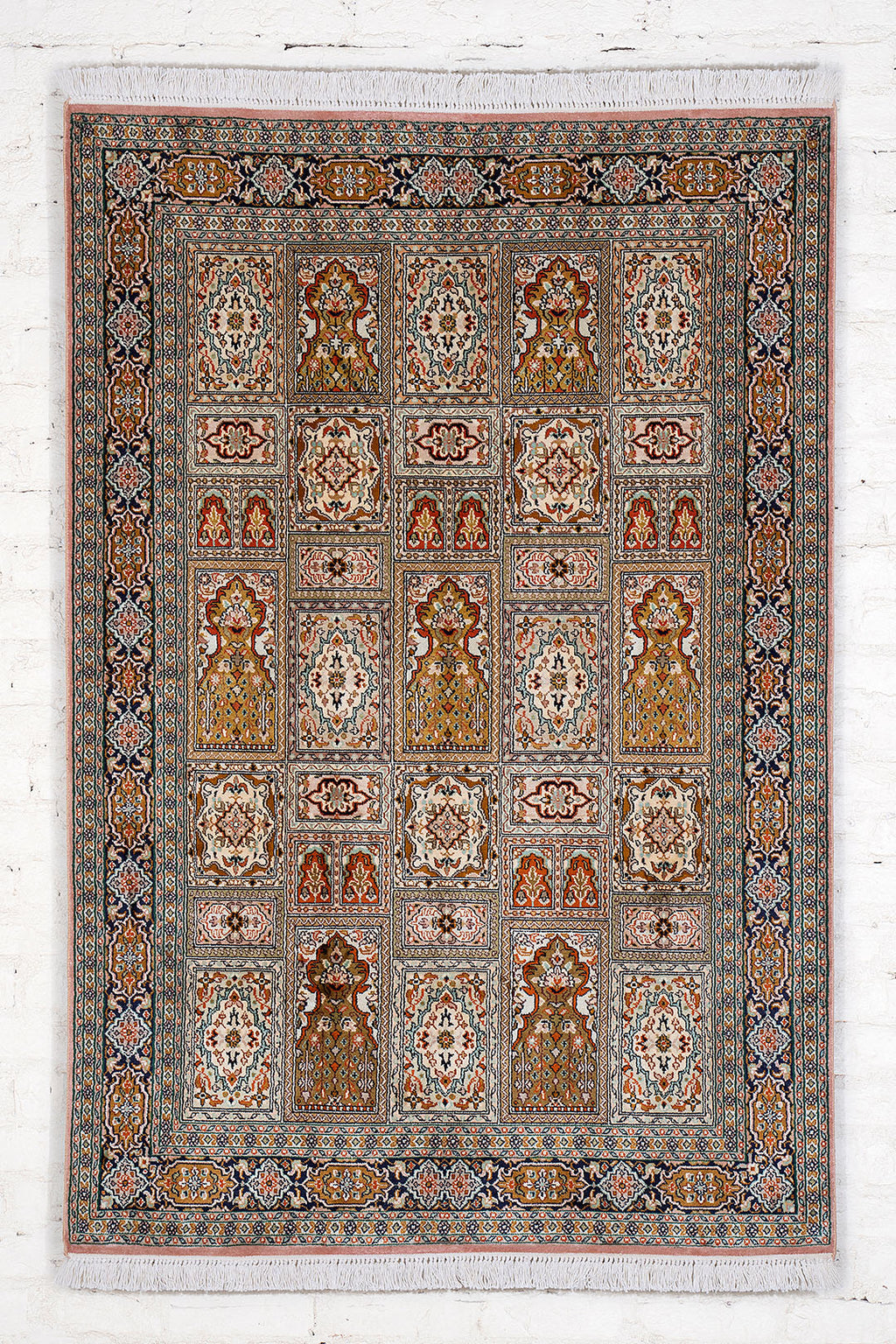 Handknotted Traditional Kashmir Silk Carpet 4X6 Feet.