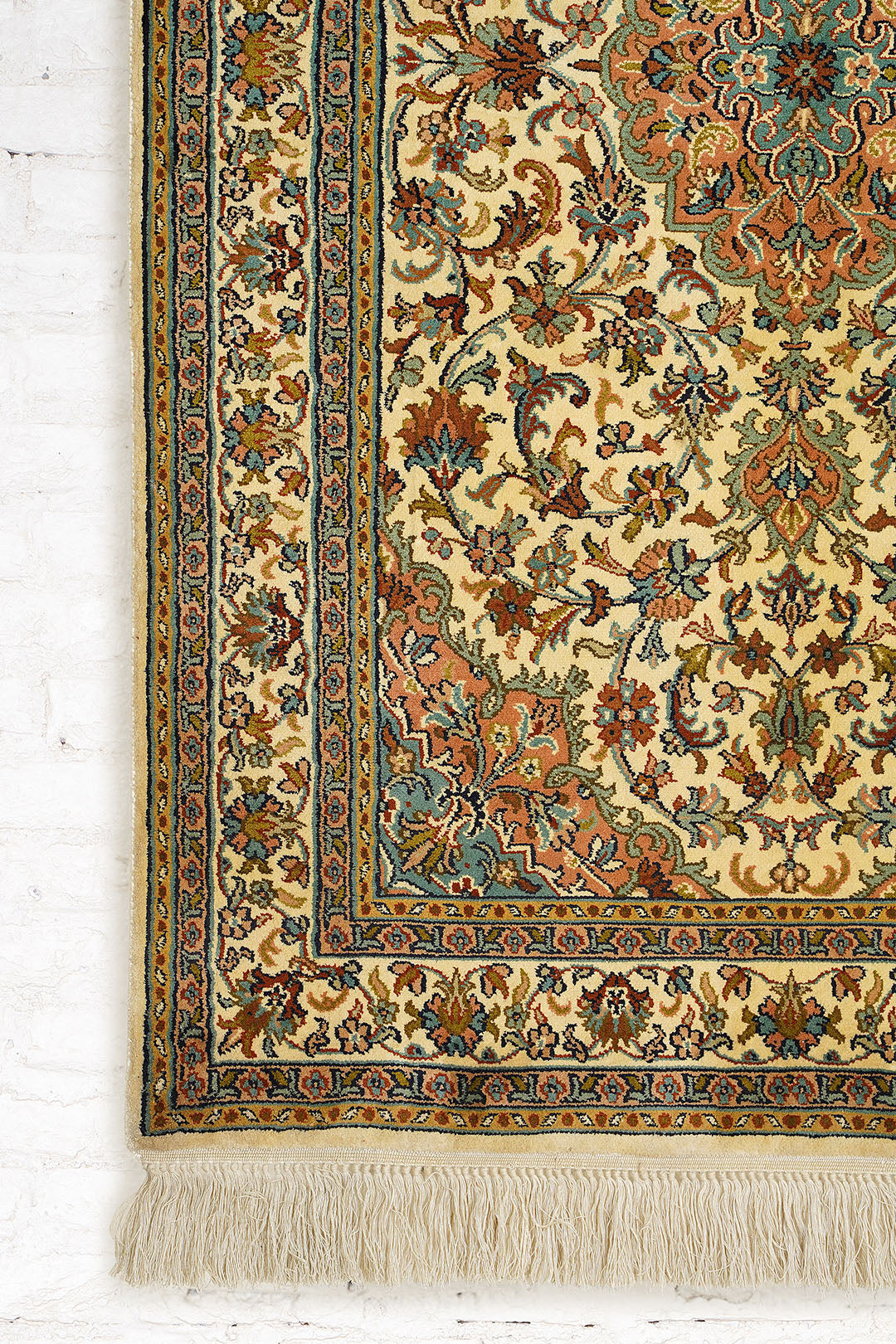 Handknotted Oriental Kashmir Silk Carpet 2.5x4 Feet.