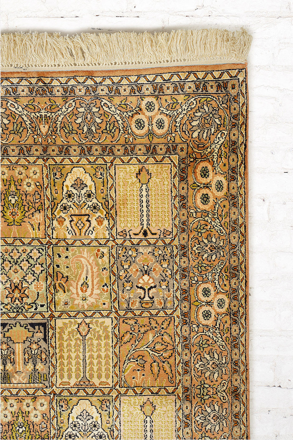 Garden Of Paradise Handknotted Kashmir Silk Carpet 2.5x4 Feet.