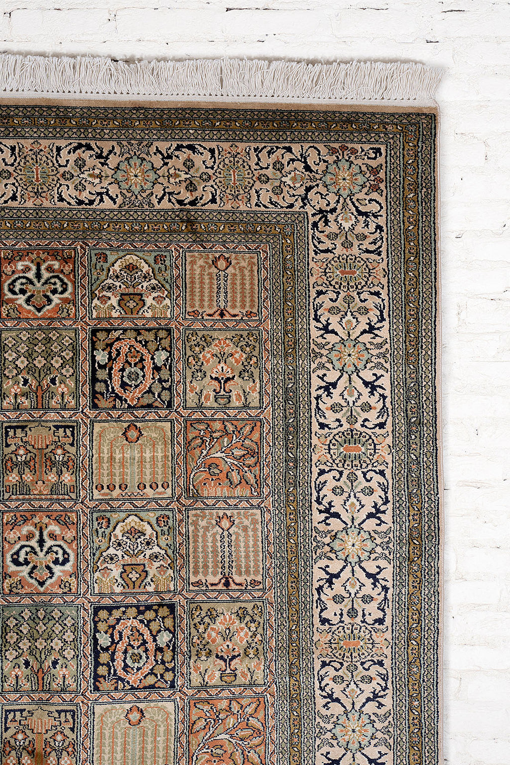 Handmade Garden Of Paradise Kashmir Silk Carpet 4x6 feet.