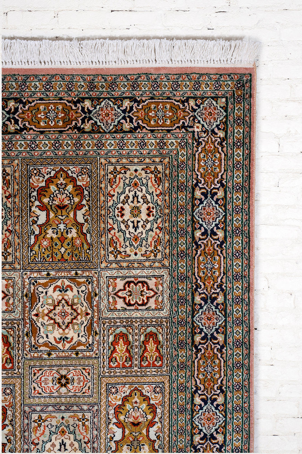 Handknotted Traditional Kashmir Silk Carpet 4X6 Feet.
