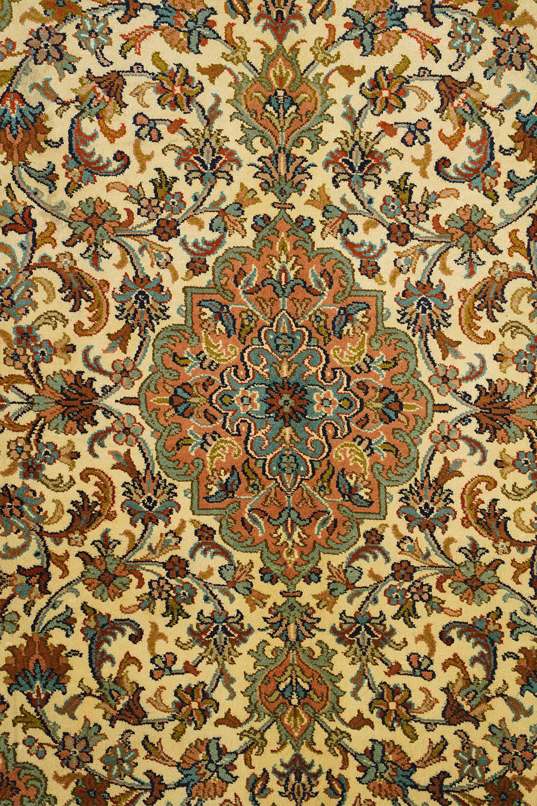 Handknotted Oriental Kashmir Silk Carpet 2.5x4 Feet.