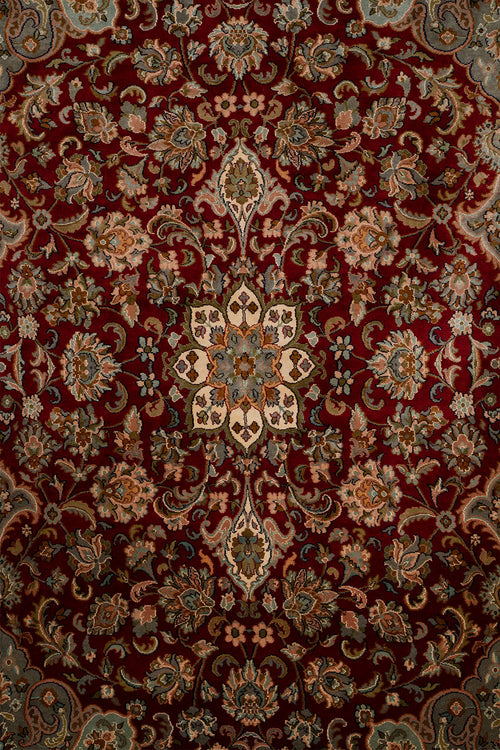 Handknotted Kashmir Silk Kashaan Carpet 4x6 feet.