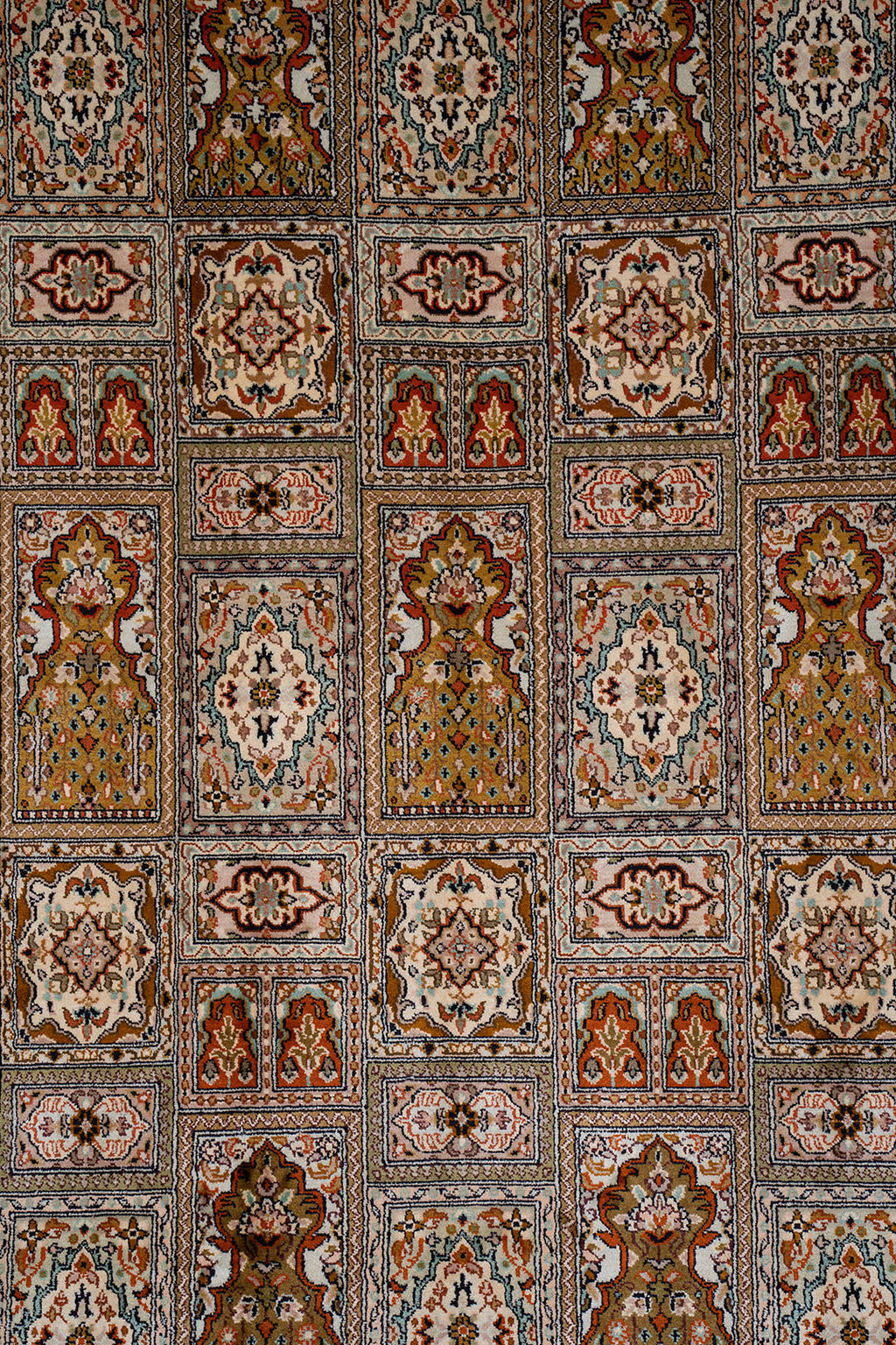 Handknotted Traditional Kashmir Silk Carpet 4X6 Feet.